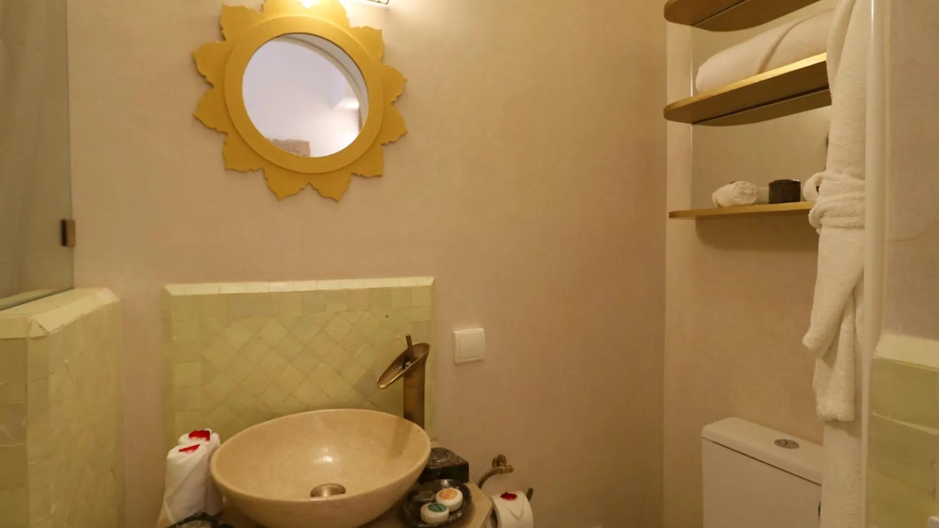 לינה וארוחת בוקר מרקש Riad Wazani Square & Spa