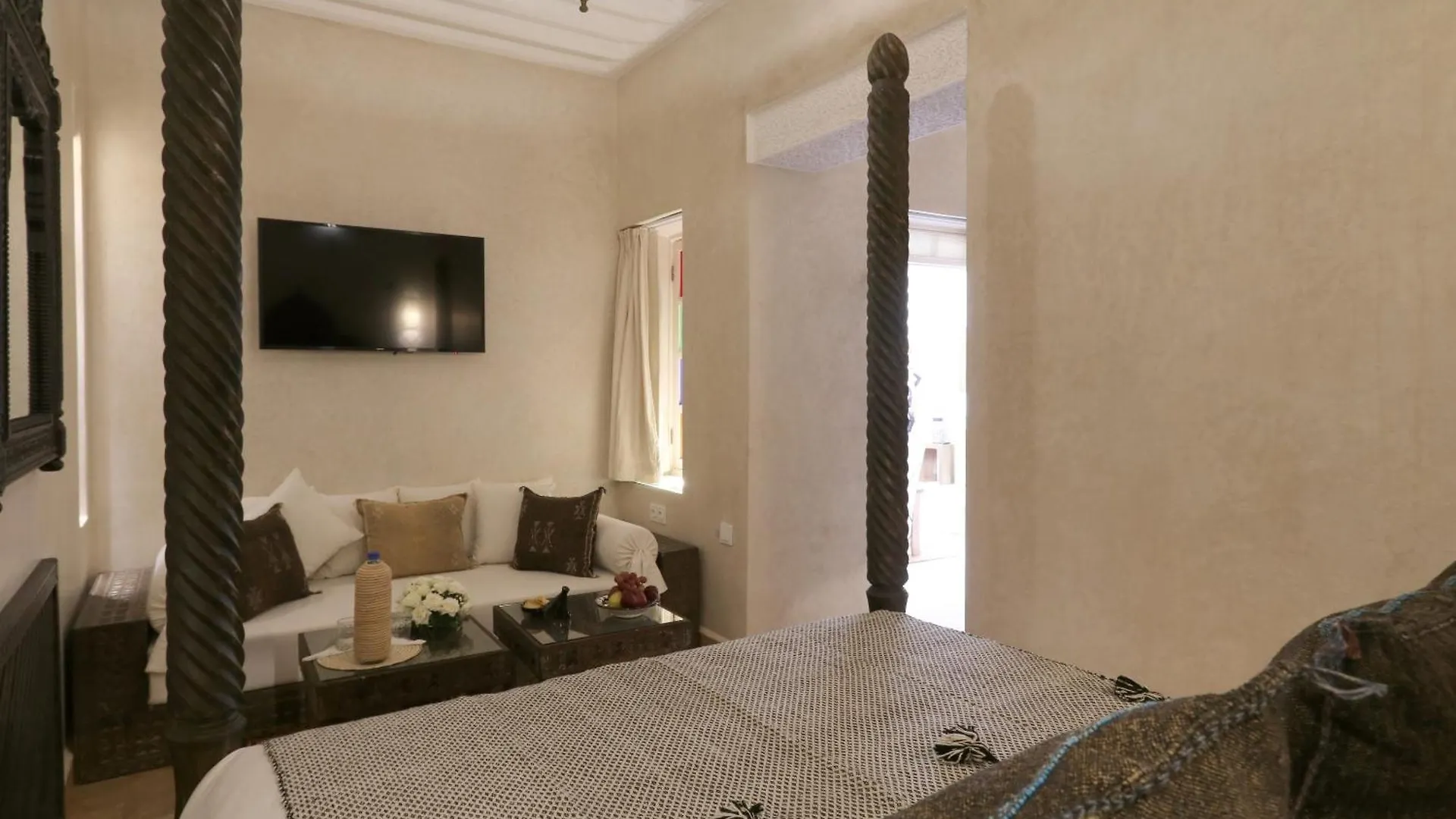 לינה וארוחת בוקר מרקש Riad Wazani Square & Spa
